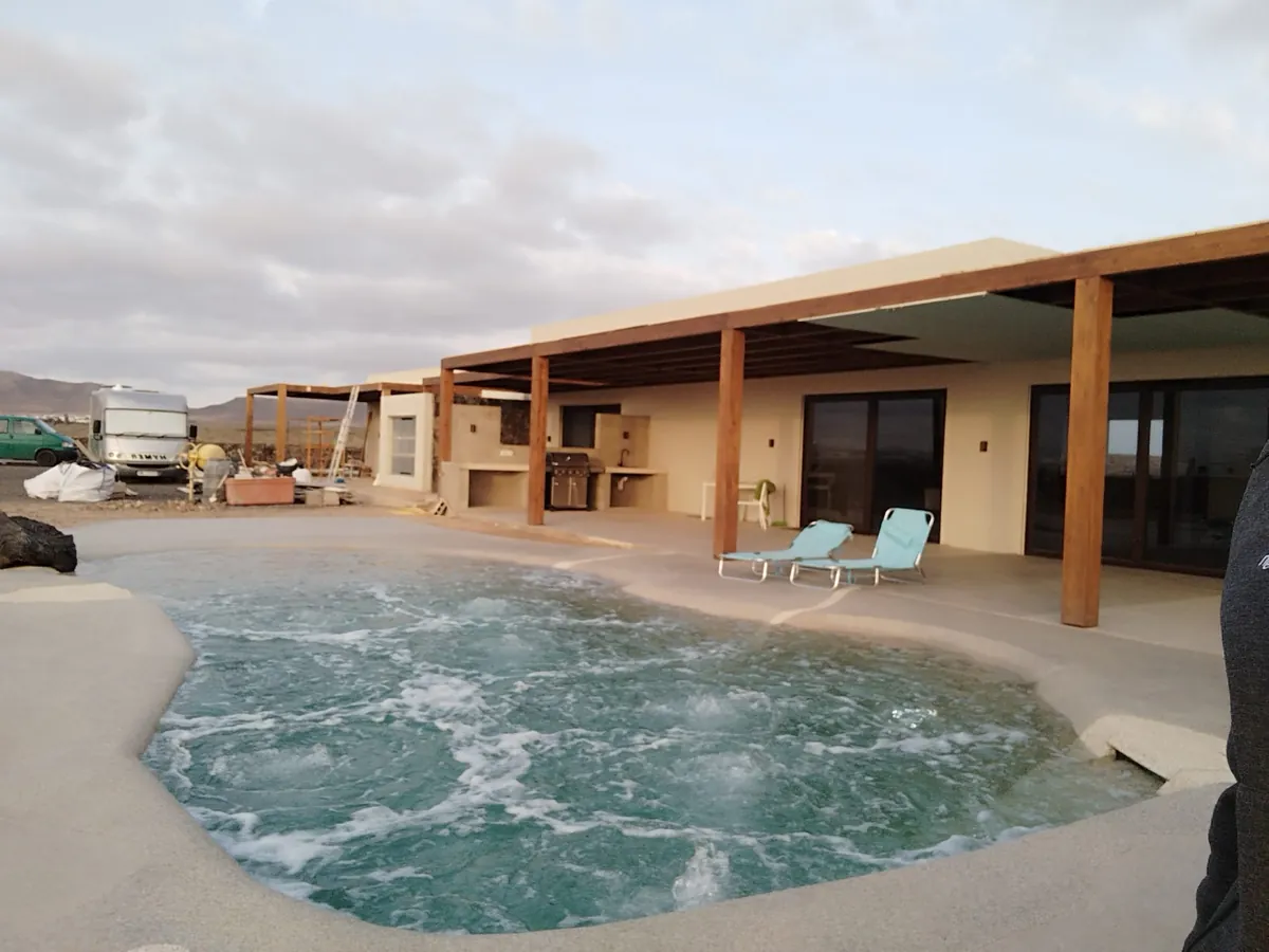 Piscina y terraza terminadas, después